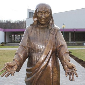 Postavljen kip Majke Terezije iz Calcutte u Nacionalnom svetištu sv. Josipa u Karlovcu